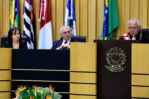 A ministra Laurita Vaz, o presidente Michel Temer e o novo presidente do TST, ministro João Batista Brito Pereira.